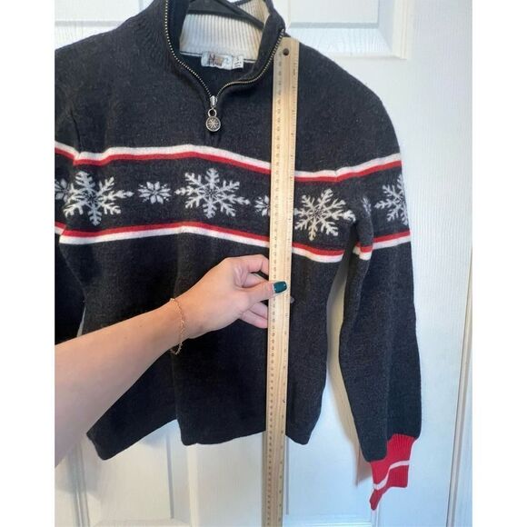 Women's V-Neck Sweater with Snowflake Design - Picture 4 of 8